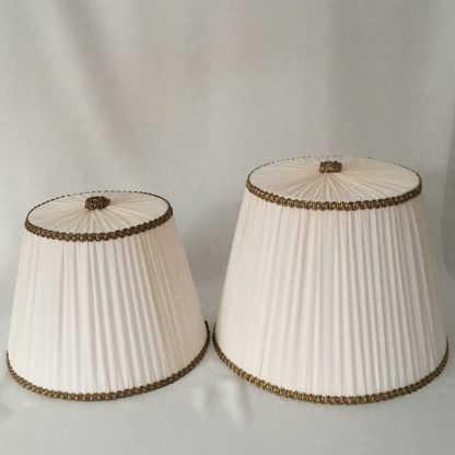 Lampunvarjostin Alina Valentin valkea vuori ja beige ohut kangas